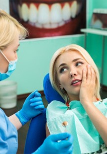 patient with dental emergency visiting dentist 