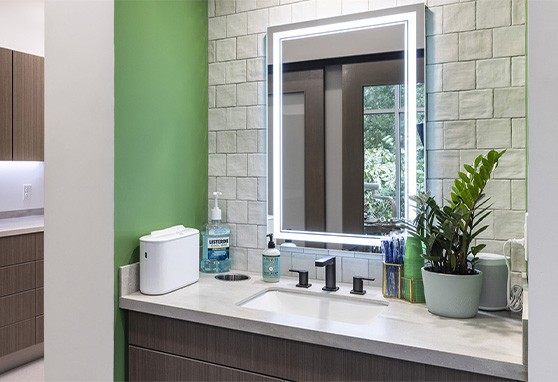Sink with a mirror on the wall above it